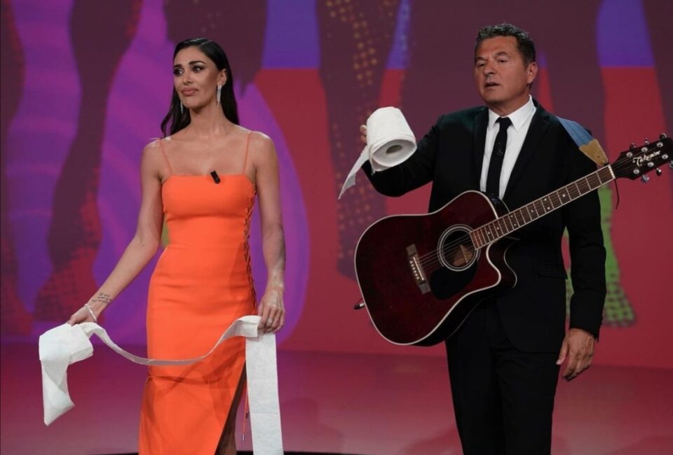 Belén Rodriguez e l'abito arancione a "Le Iene"