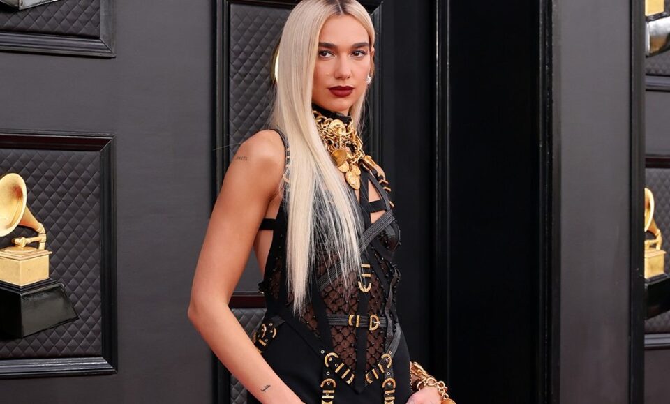 Dua Lipa in abito vintage Versace ai Grammy 2022