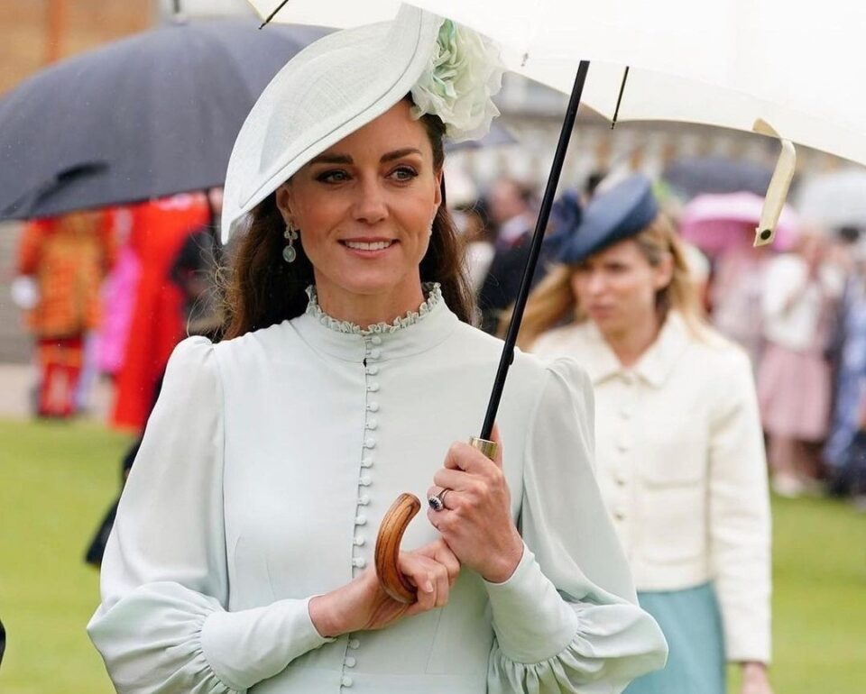 Kate Middleton al garden party con un abito principesco