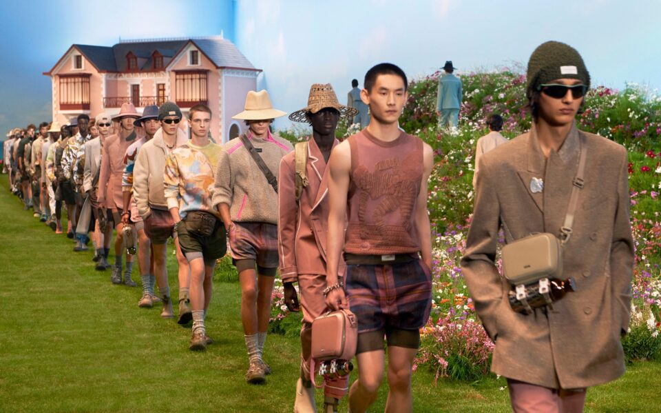Dior, la sfilata SS23 omaggia il giardino chic di Monsieur Dior in Normandia