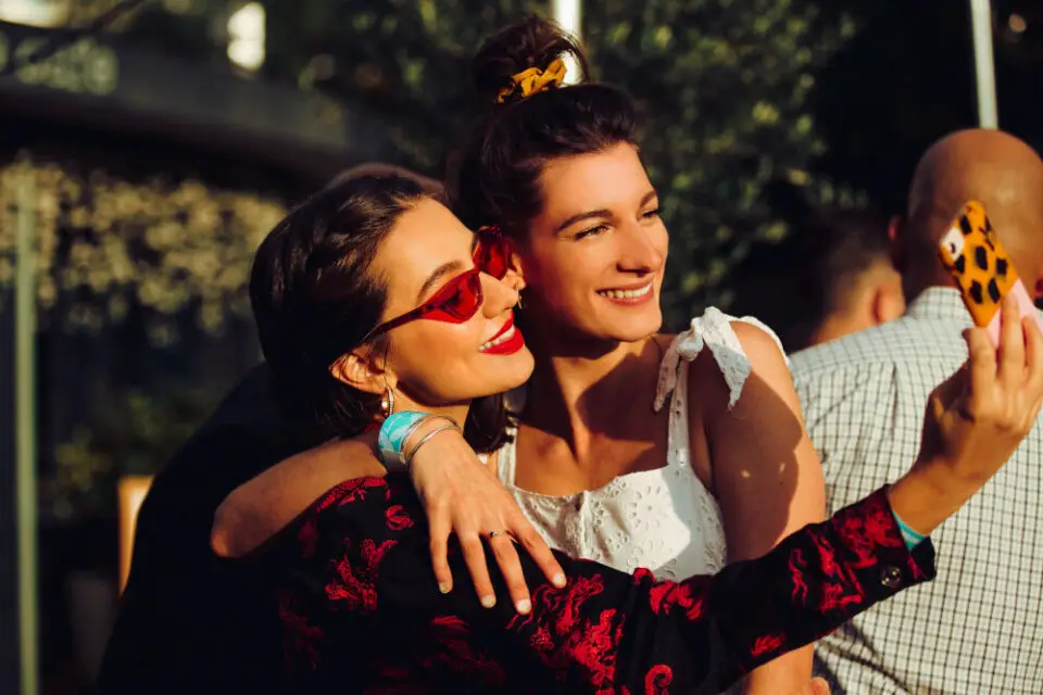 Single a Milano? Scopri l'app di dating che organizza le feste più cool