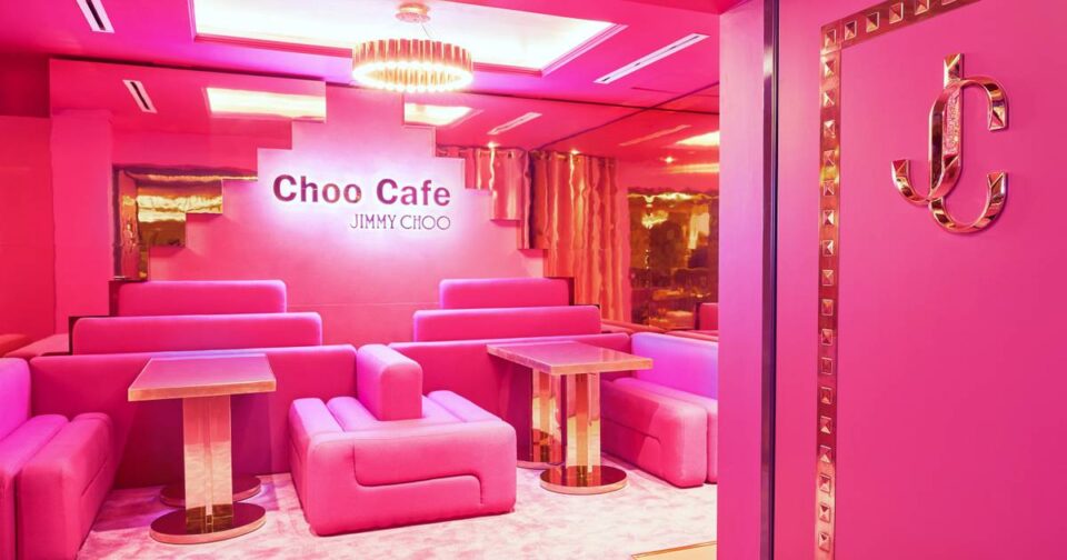 Jimmy Choo, da Harrods il pop-up caffè fucsia super instagrammabile