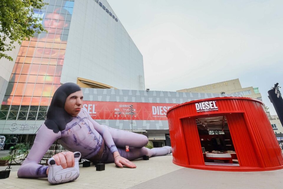 Diesel, il pop-up store di sculture gonfiabili a Shanghai