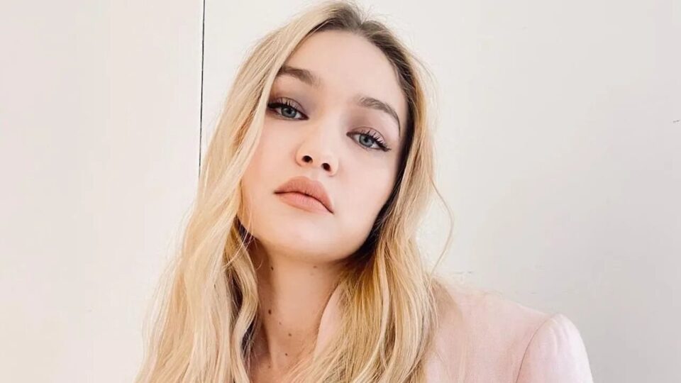 Gigi Hadid lancia la sua linea di maglieria in cashmere