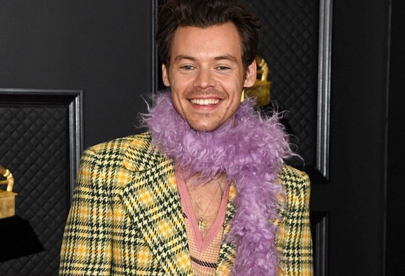 Harry Lambert mette in vendita alcuni capi indossati da Harry Styles