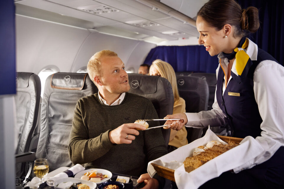 Pasti in aereo, come vengono preparati i piatti che mangiamo a bordo