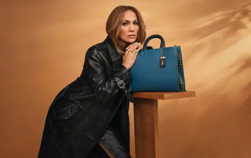 Coach, la campagna FW22 con Jennifer Lopez