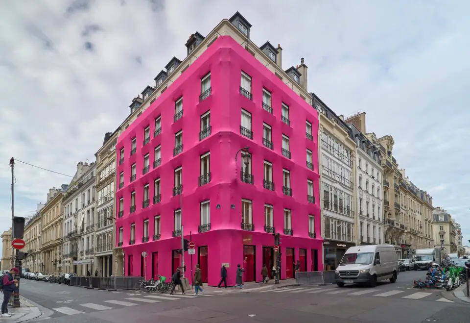 Valentino PP Pink tinge Parigi e il mondo di rosa