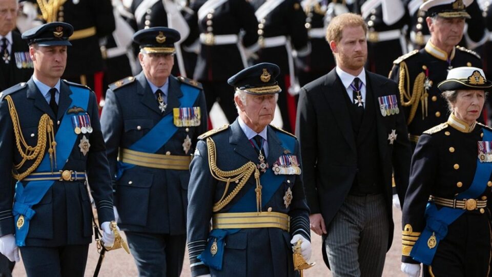Perchè Harry e Andrea erano senza uniforme ai funerali di Elisabetta II