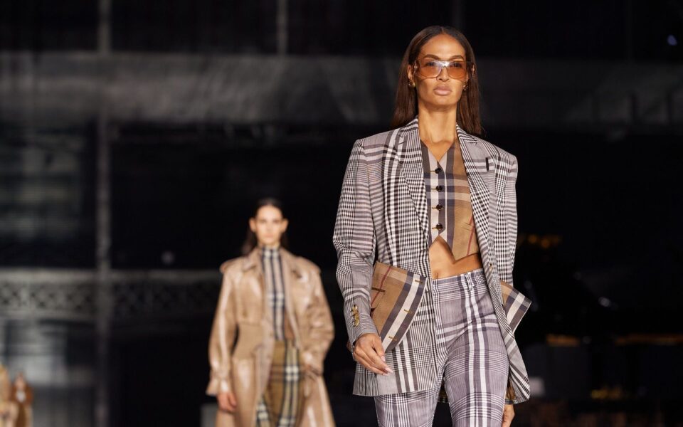 London Fashion Week, cambia il calendario dopo la morte della regina Elisabetta