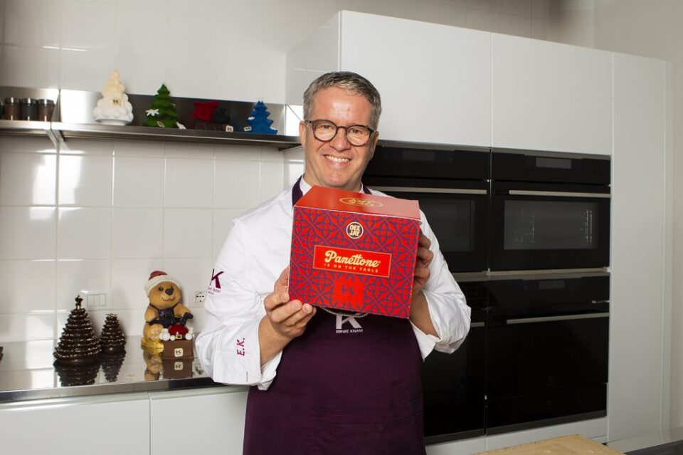 Ernst Knam griffa il panettone artigianale di Radio Deejay per Natale 2022