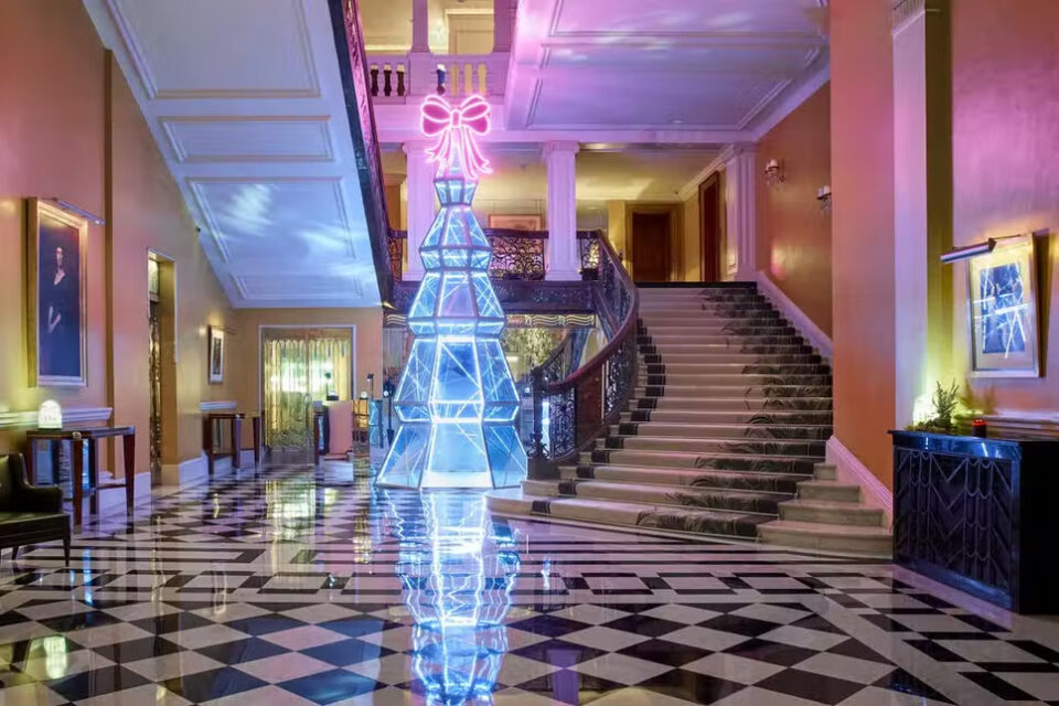 Jimmy Choo illumina l'albero di Natale 2022 del Claridge a Londra