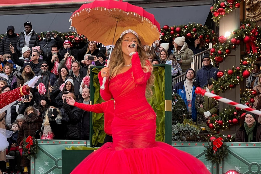 Mariah Carey in rosso dà inizio al Natale 2022