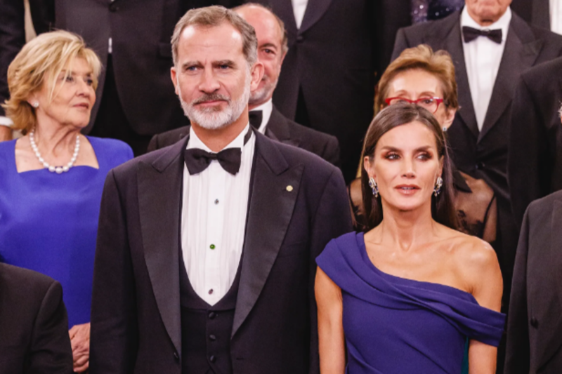 Letizia di Spagna regina di stile anche con look riciclati