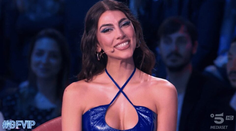 Giulia Salemi al GF Vip 2022 in blu elettrico