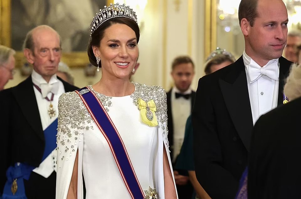Kate Middleton, il look per il primo gala da principessa omaggio a Lady D