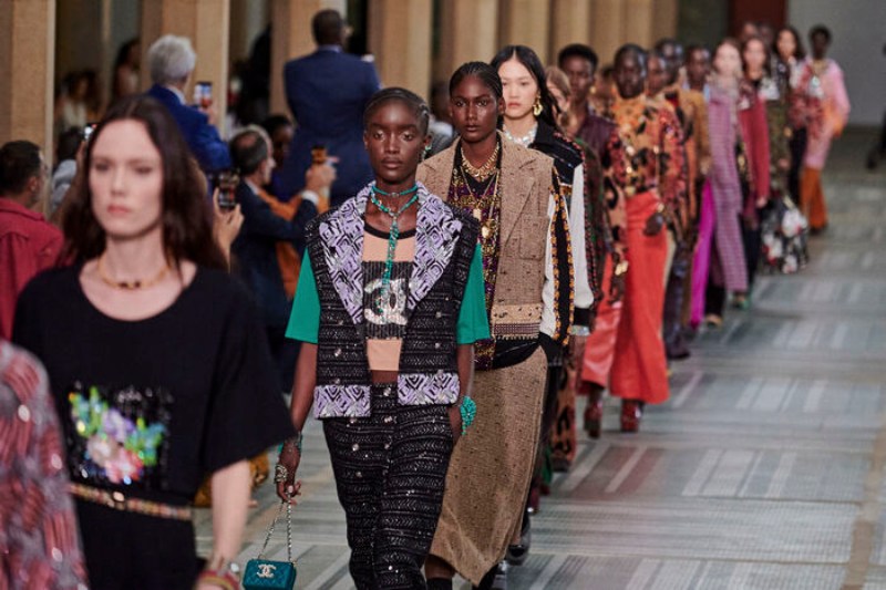 Chanel, la sfilata Métiers d'Art 2022/2023 a Dakar