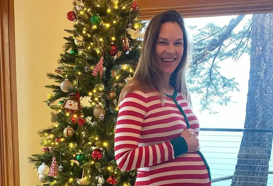 Hilary Swank incinta a 48 anni mostra il pancione