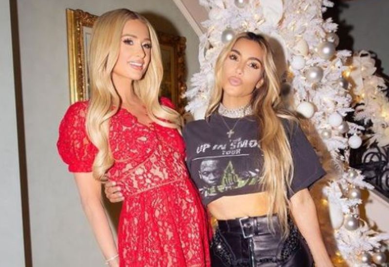 Kim Kardashian al party di Natale 2022 di Paris Hilton