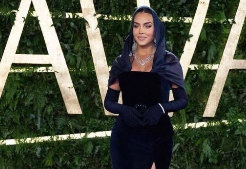 Georgina Rodríguez sul red carpet con il copricapo