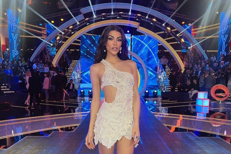 Giulia Salemi al GF Vip7 in abito bianco e maxi zeppe
