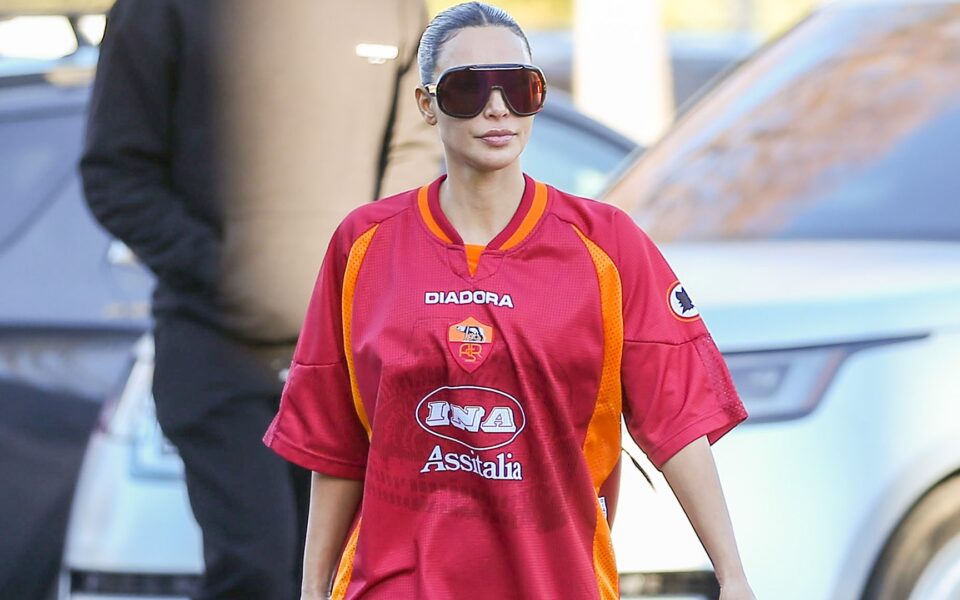 Kim Kardashian con la maglia della Roma rilancia il trend Bloke Core