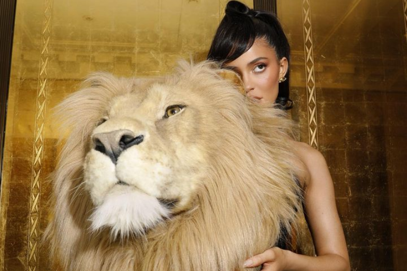 Kylie Jenner: il look da leonessa per Schiaparelli