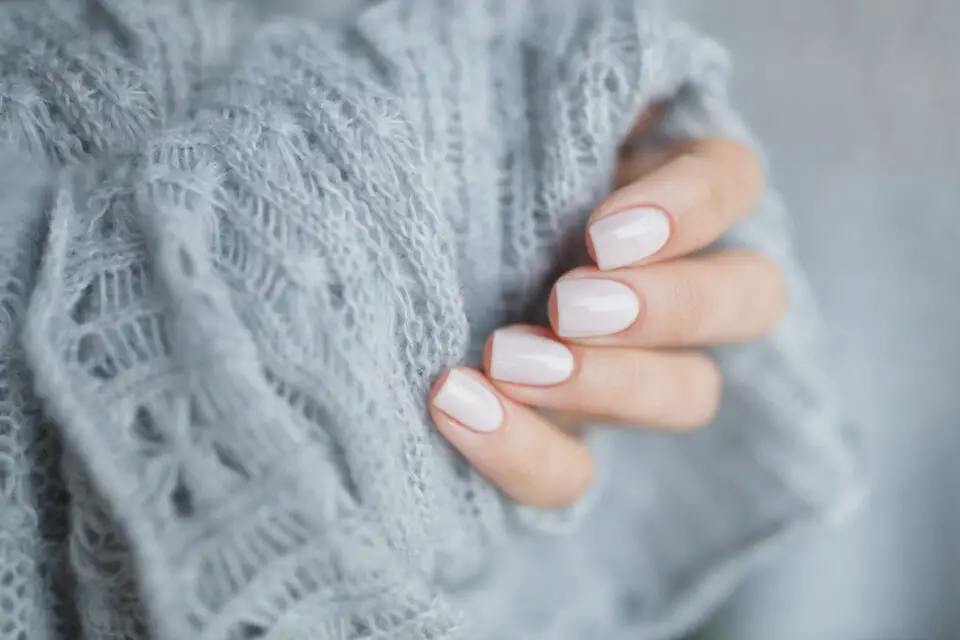 Lipgloss nails, la tendenza unghie Inverno 2023