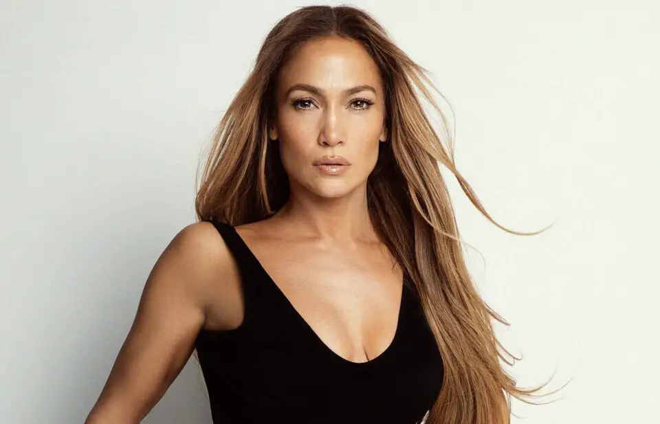 Jennifer Lopez in costume: il nuovo prodotto JLO beauty