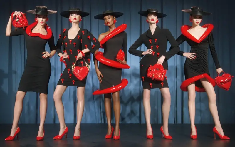 Moschino, la campagna SS23 ispirata agli anni '80