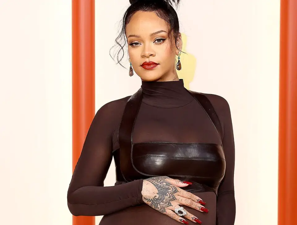 Rihanna in Alaïa sul red carpet degli Oscar 2023