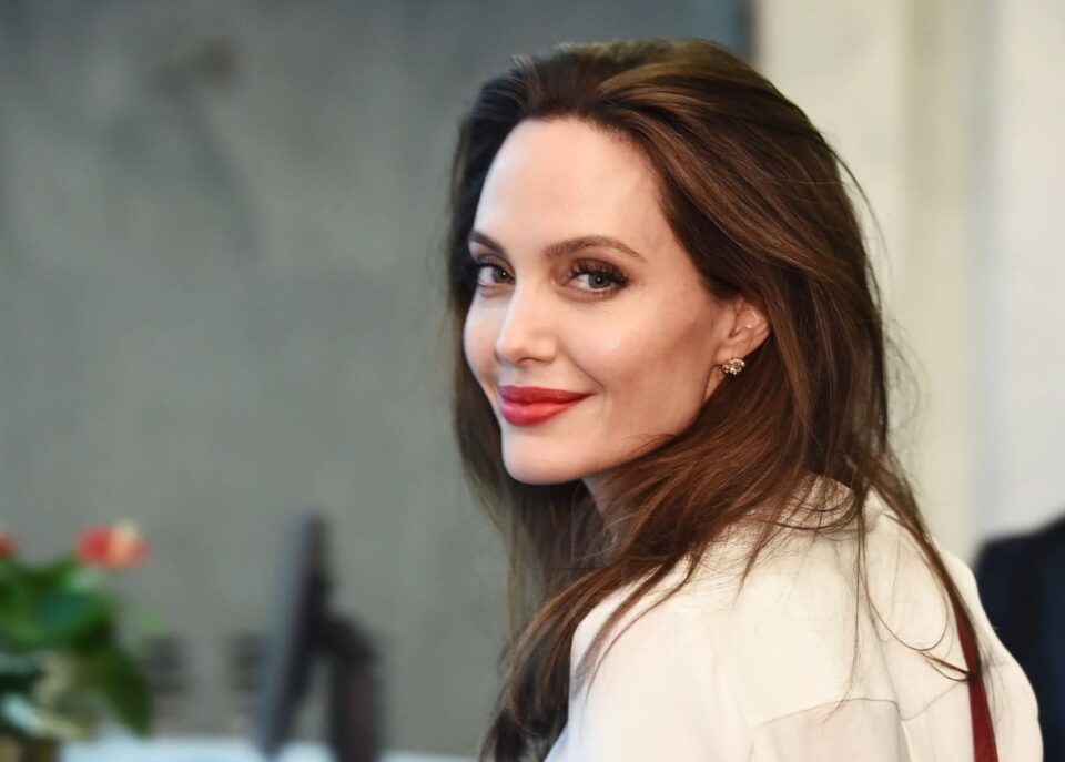 Angelina Jolie lancia una linea di abbigliamento e gioielli