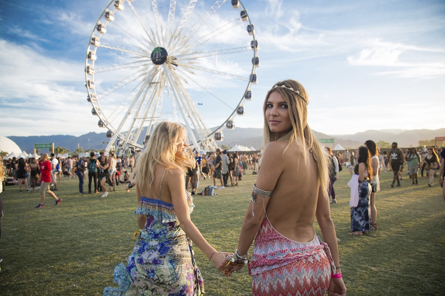 Coachella 2023: beauty look brillanti e luminosi