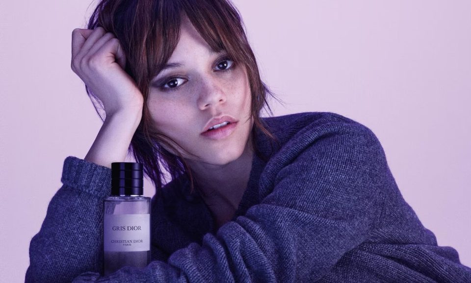 Jenna Ortega volto del profumo unisex Gris Dior