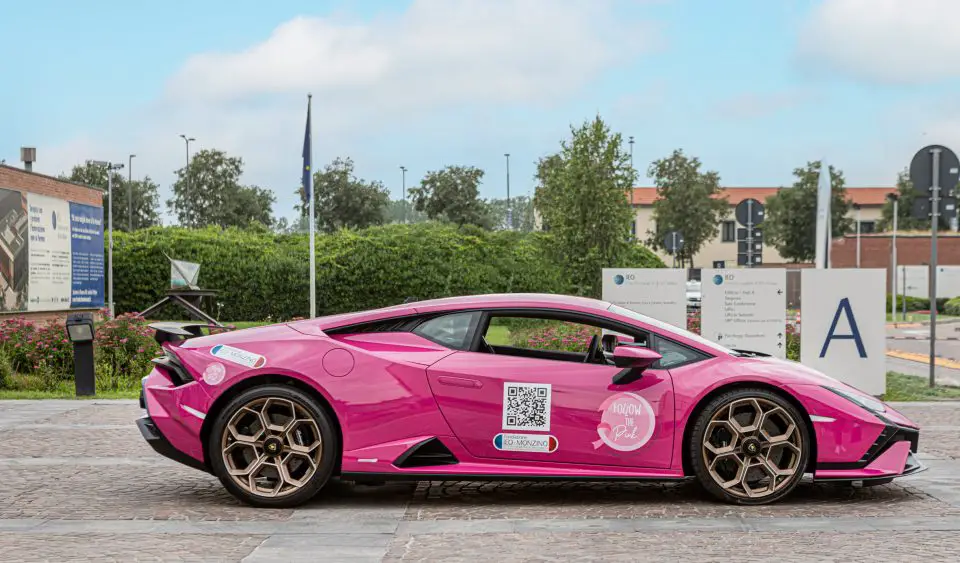 1000 Miglia Charity 2023, torna la Lamborghini rosa con 6 super pink driver