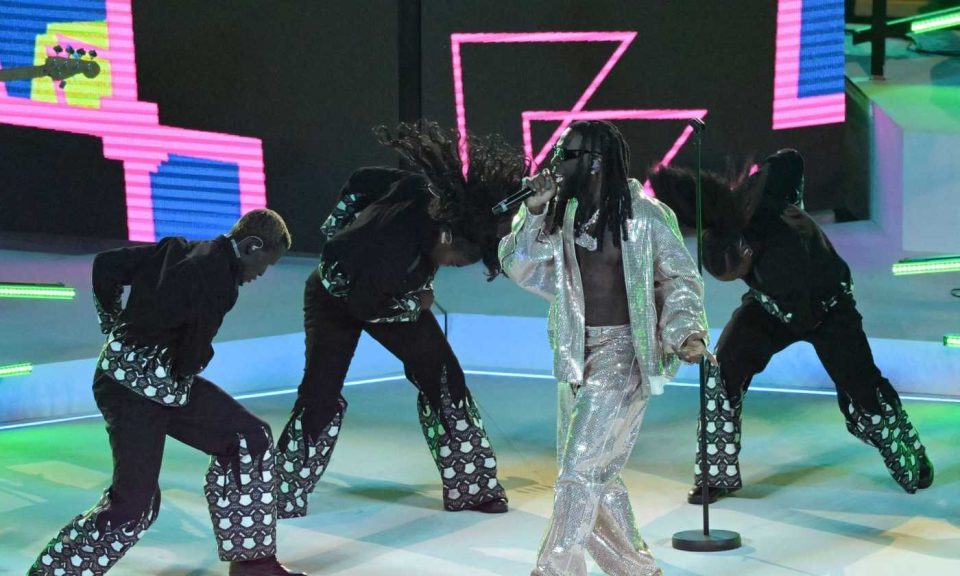 Champions, Burna Boy in Burberry al super show pre Finale