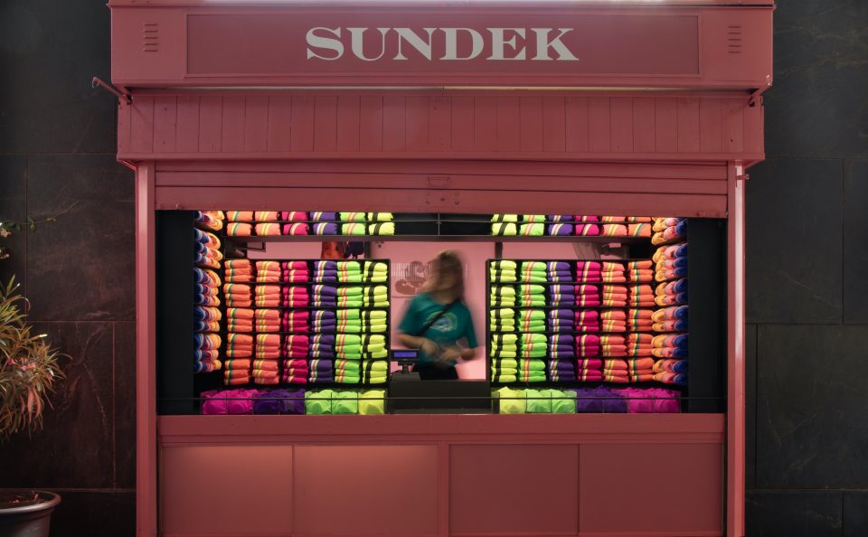 Sundek, il pop-up in Piazza San Babila a Milano per l'estate 2023