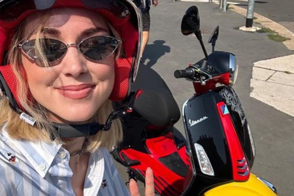 Chiara Ferragni sulla Vespa Disney Mickey Mouse