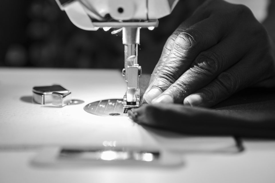 Carlo Pignatelli, la co-lab con la sartoria sociale Colori Vivi per aiutare le donne