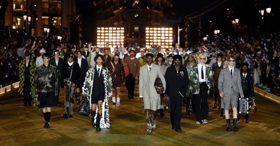 Louis Vuitton sfila a Hong Kong con la Pre-Fall Uomo 2024