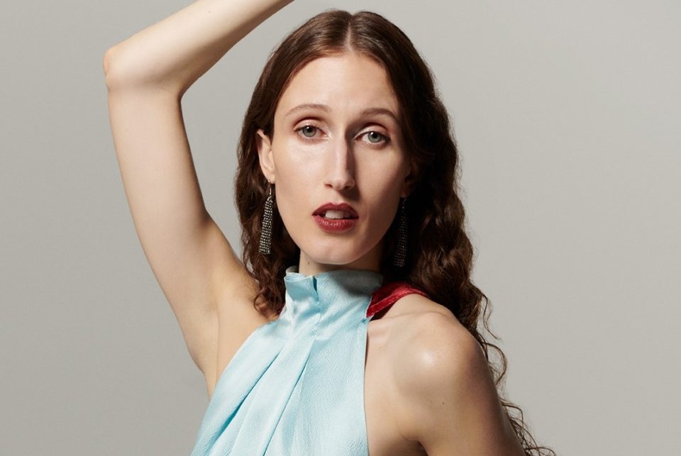 Saloni, Anna Cleveland volto della campagna Holiday 2024