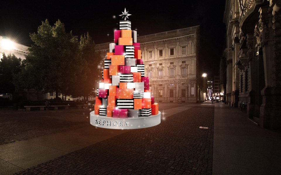 Sephora, l'albero di Natale 2023 in piazza della Scala a Milano