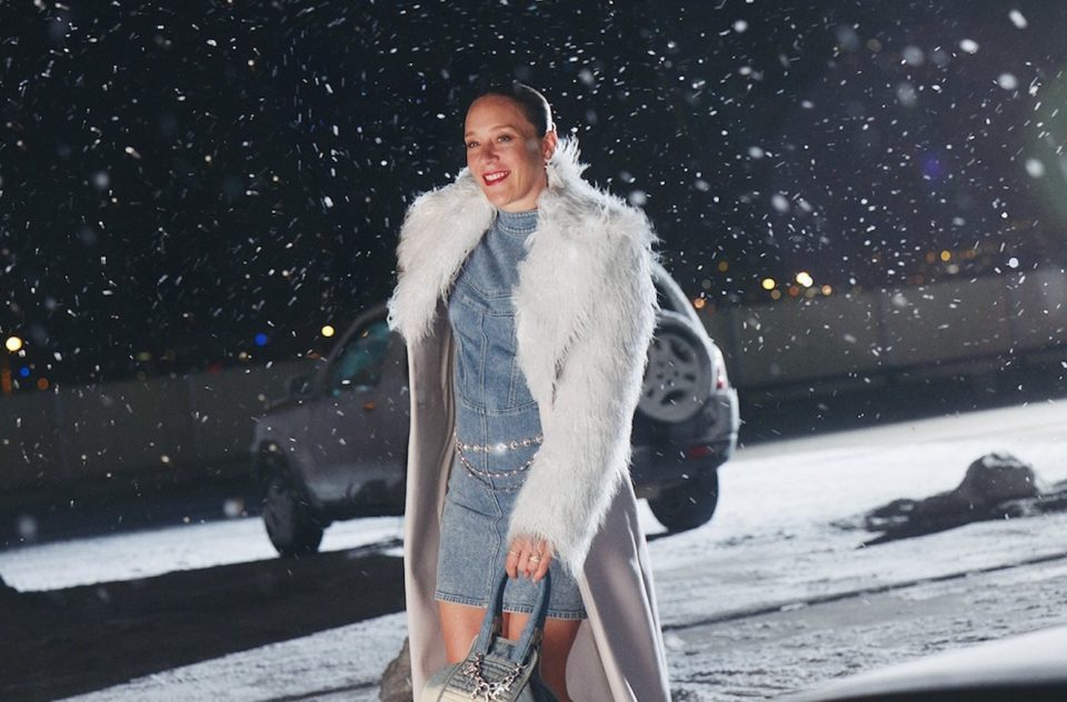 Zalando, Chloë Sevigny protagonista della campagna di Natale 2023