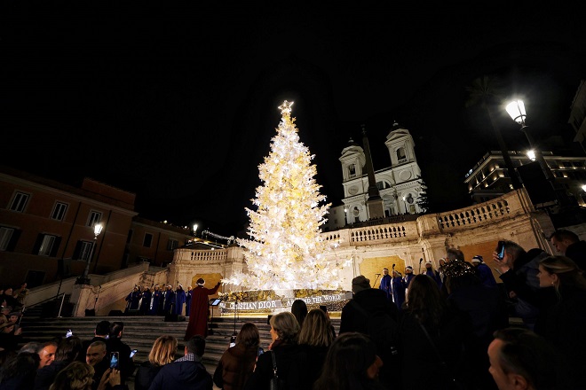 Dior illumina il Natale di Roma, dal centro alle periferie