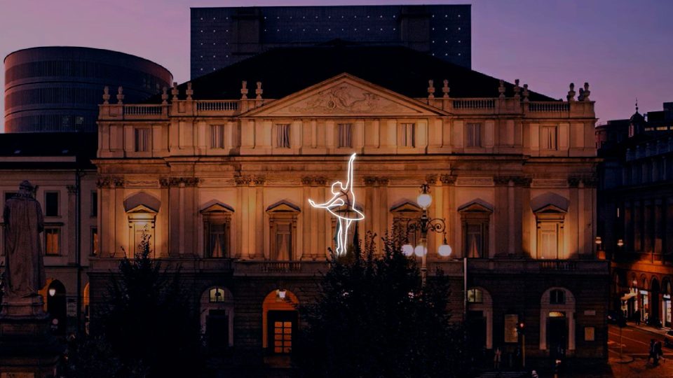 Teatro alla Scala illuminato dall'installazione Big Ballerina