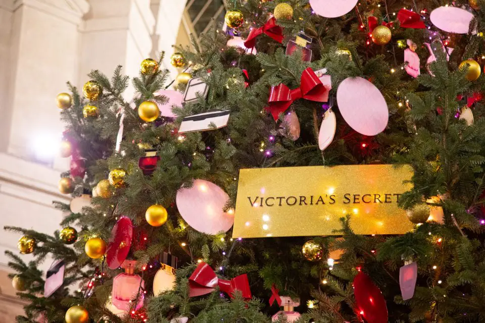 Victoria's Secret accende l’albero di Natale in Galleria del Corso a Milano