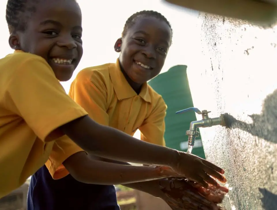 Acqua for Life, Armani porta l’acqua potabile nei Paesi in via di sviluppo