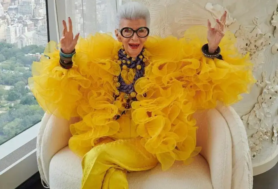 Iris Apfel, morta a 102 anni la designer e fashion icon