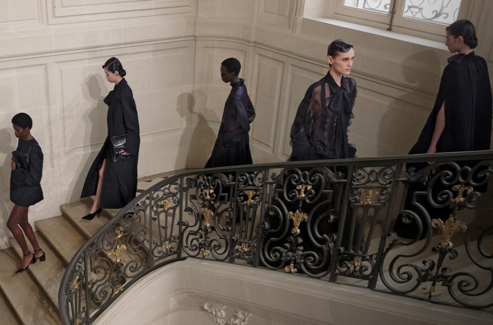 Valentino Le Noir, la sfilata FW24 ode al nero