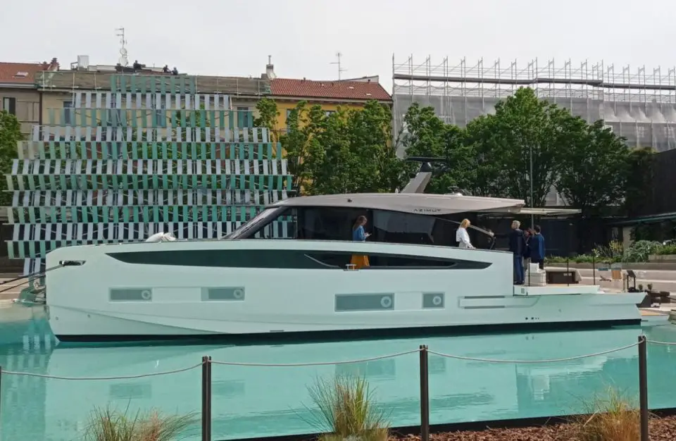 Azimut Yachts, barca in piscina per la Design Week 2024